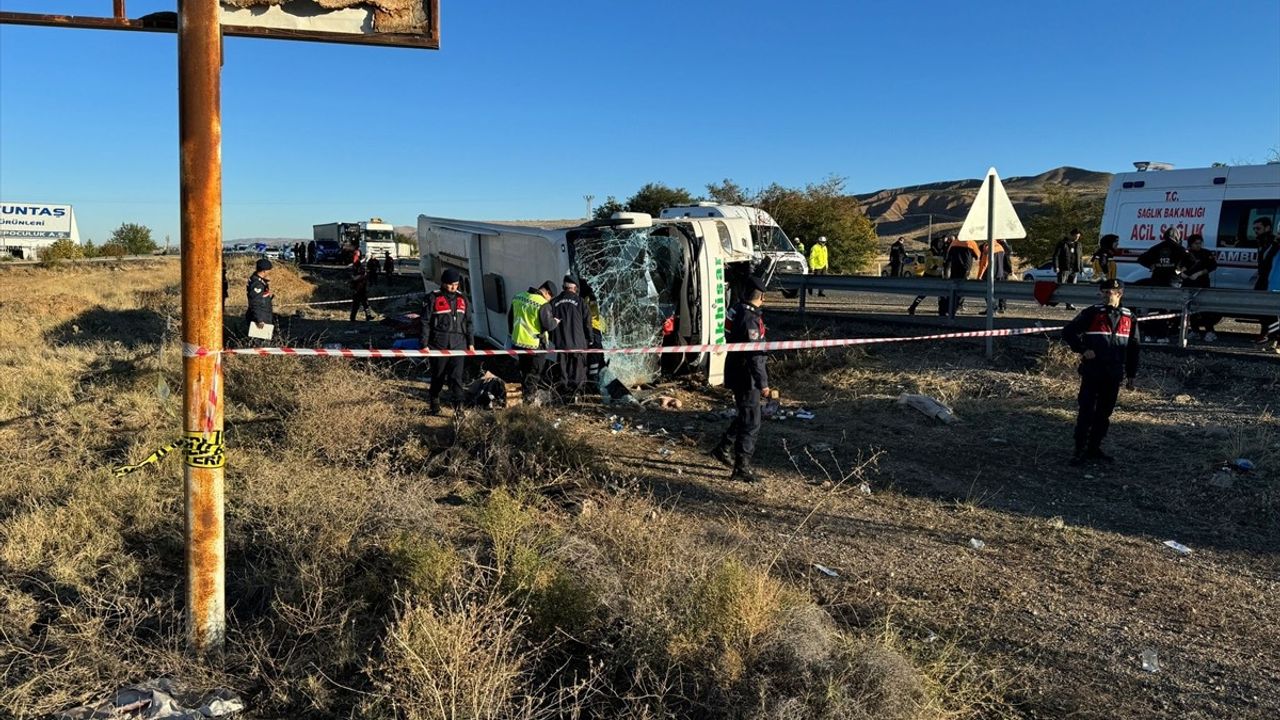 Aksaray'da Yolcu Otobüsü Devrildi: 6 Ölü, 20 Yaralı