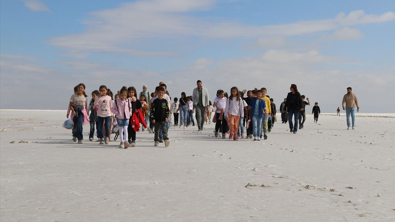 Aksaray'daki Öğrenciler Tuz Gölü'nde Doğa ile Buluşuyor