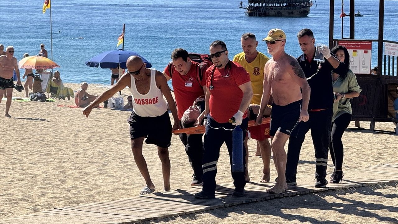 Alanya'da Boğulma Tehlikesi: Cankurtaran Kahramanı