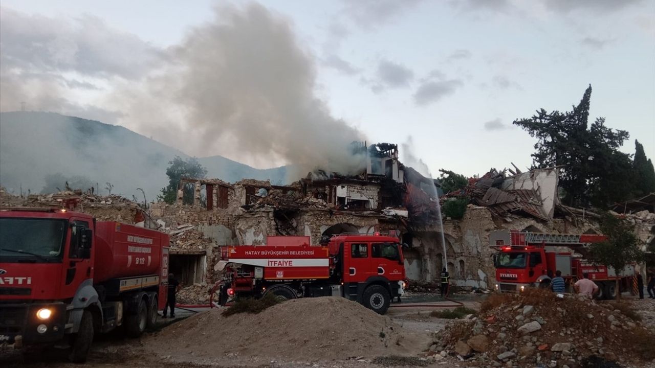 Antakya'da Boş Binada Yangın Çıktı, İtfaiye Müdahale Etti