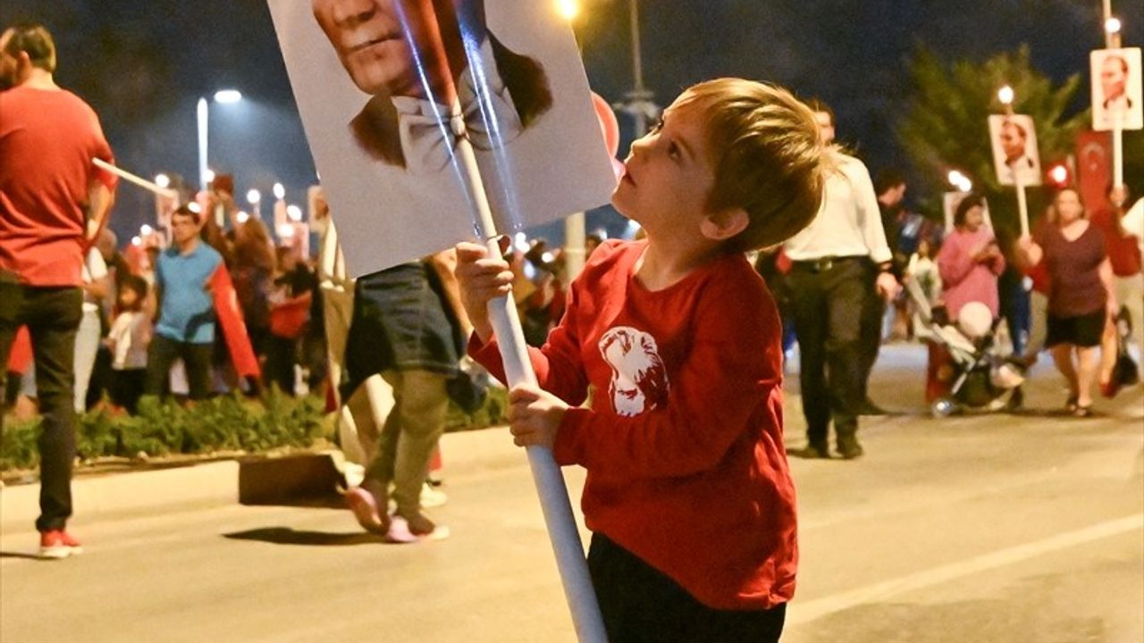 Antalya'da Cumhuriyet Bayramı Fener Alayı Coşkusu