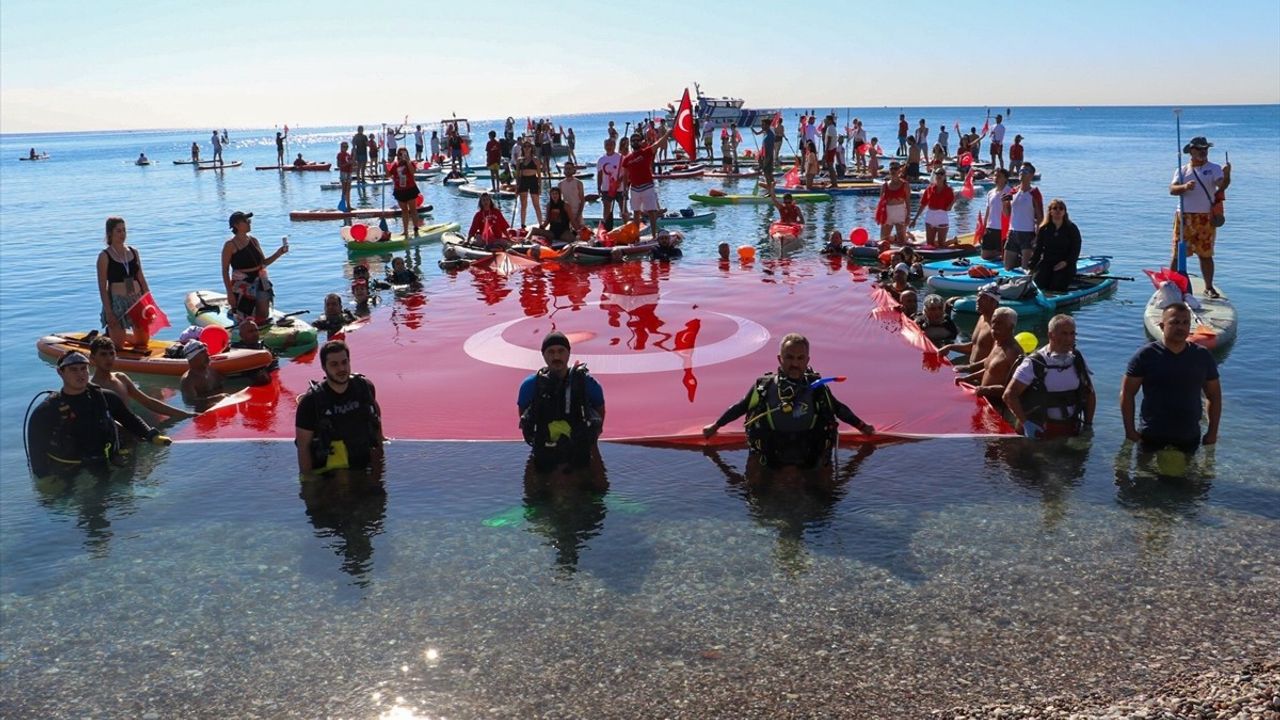 Antalya'da Cumhuriyet Bayramı'nda Denizde Türk Bayrağı Açıldı