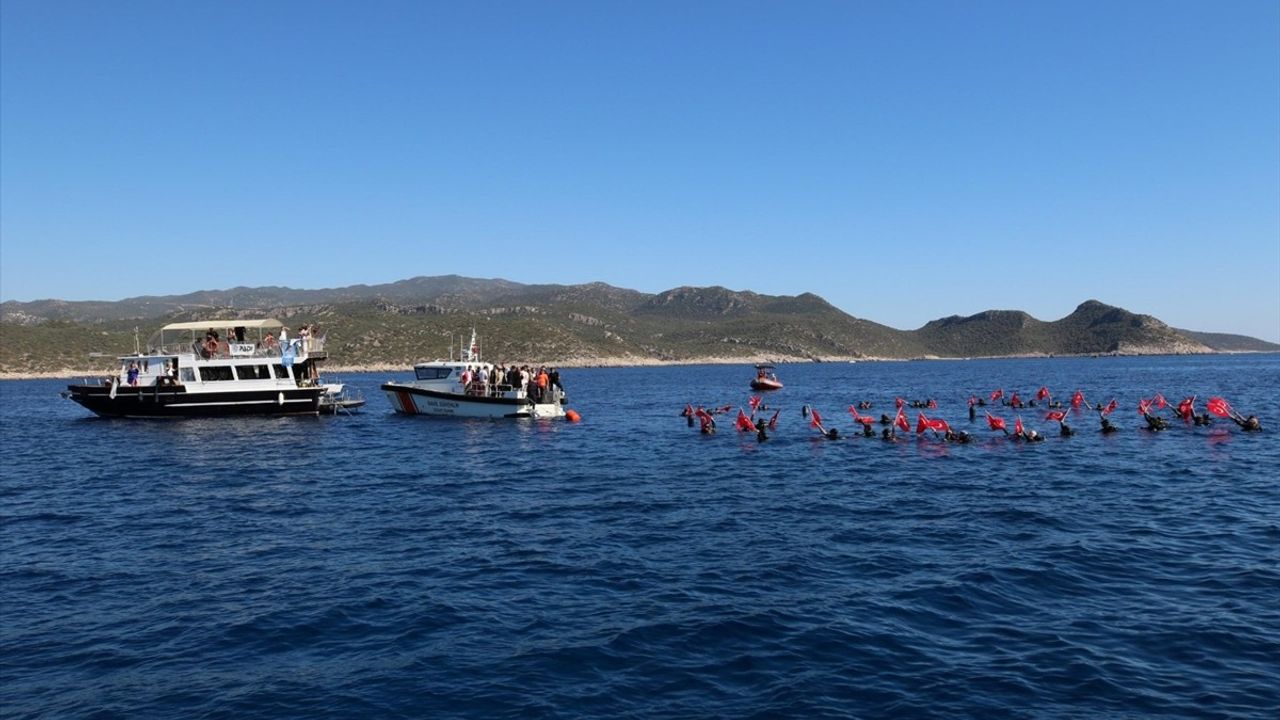 Antalya'da Cumhuriyet İçin Anma Yürüyüşü Düzenlendi