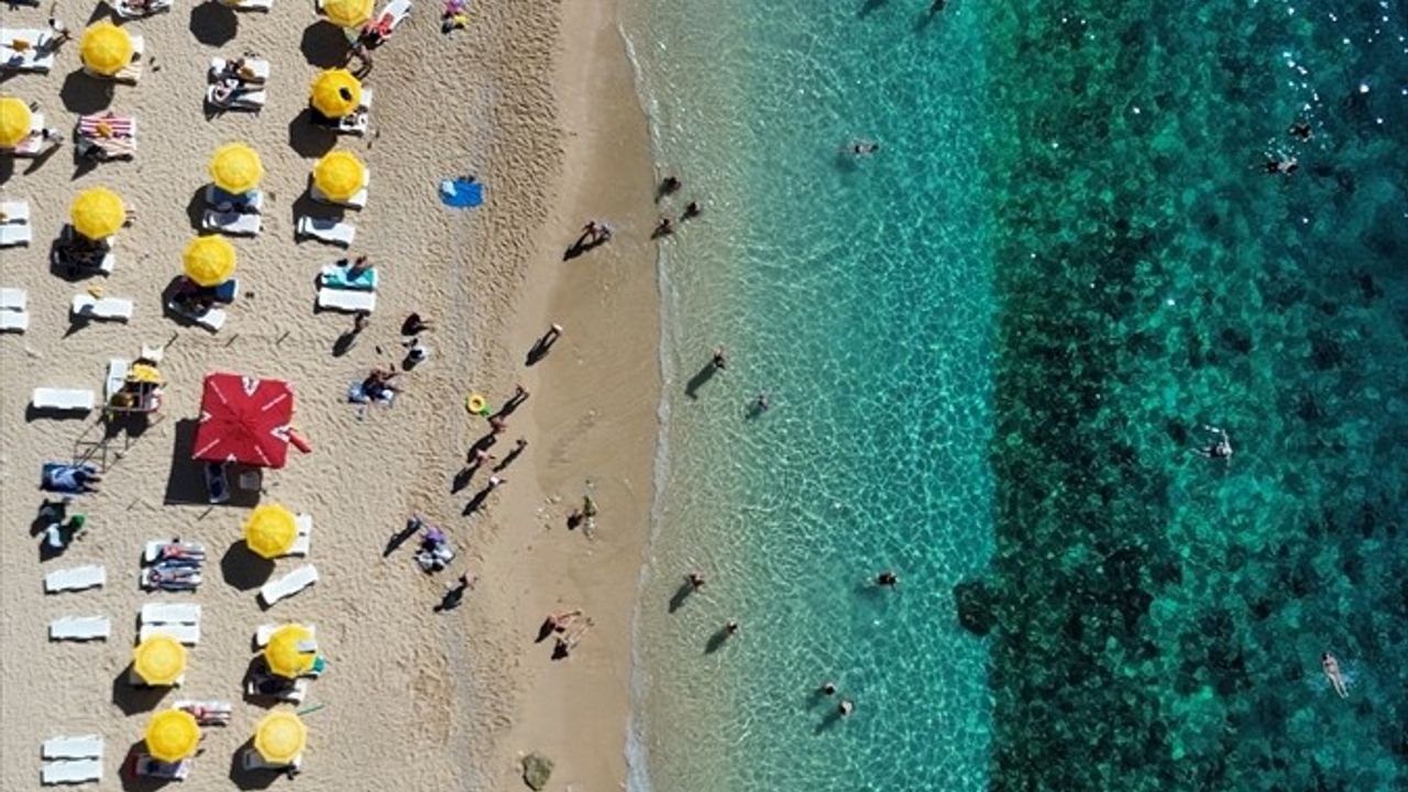 Antalya'da Güneşli Hava Deniz Keyfini Artırdı