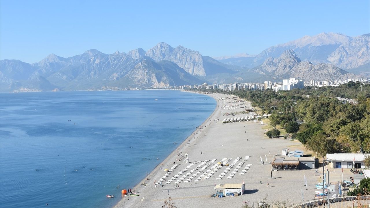 Antalya'da Güneşli Hava Denizi Getirdi