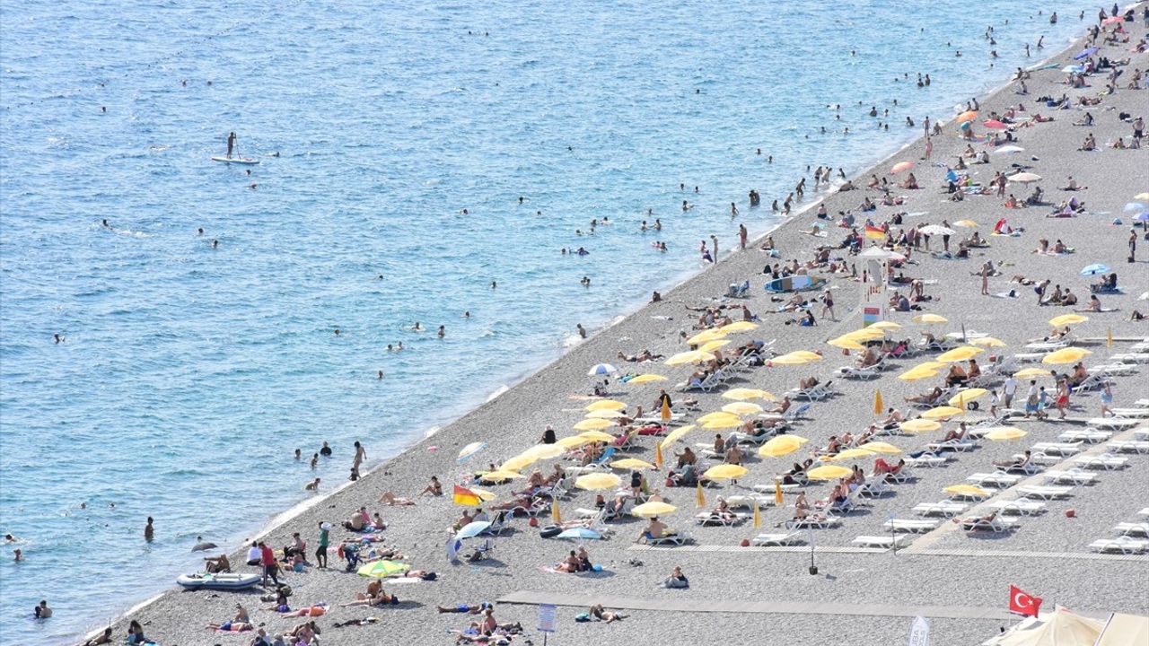 Antalya'da Güneşli Havada Sahil Keyfi