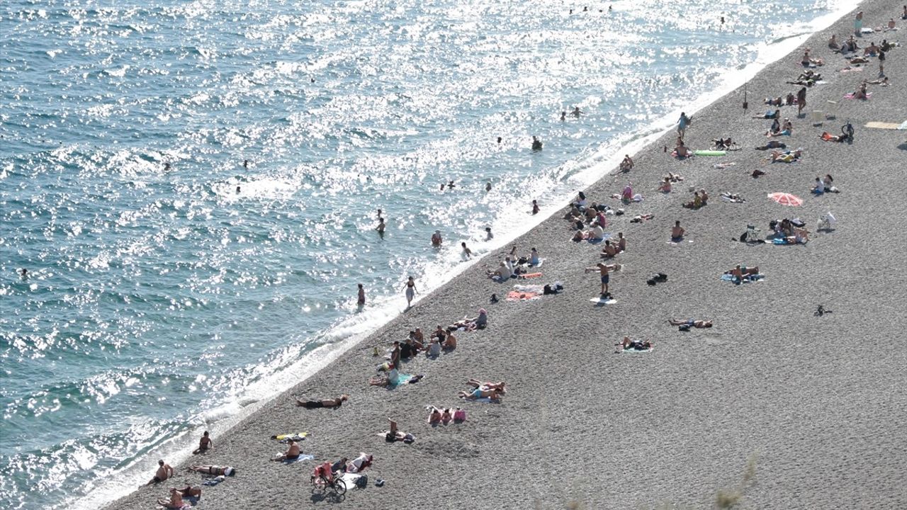 Antalya'da Sıcak Hava, Sahillerde Yoğunluk Oluşturdu