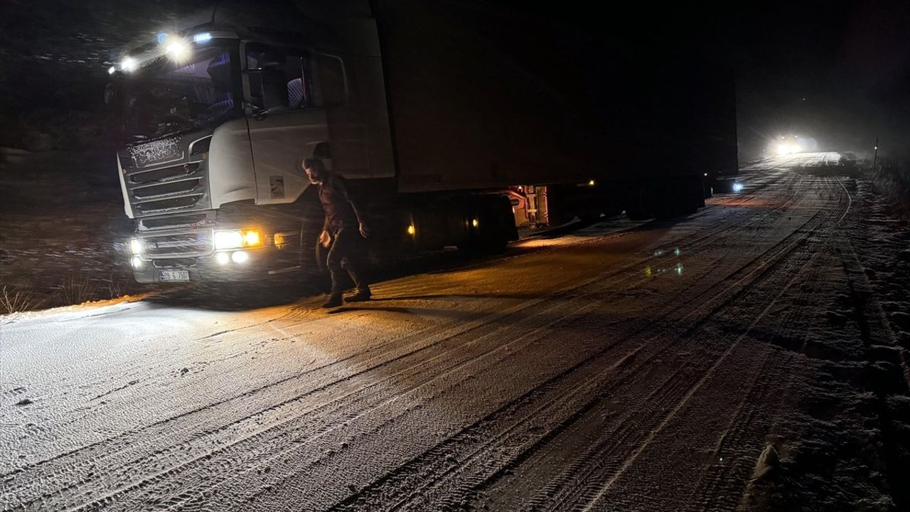 Ardahan'da Kar Yağışı ve Buzlanma Nedeniyle Tırlar Yolda Kaldı