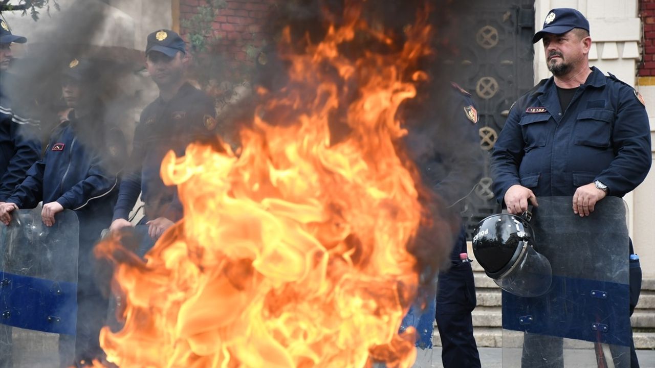 Arnavutluk'ta Protestolar Tırmanıyor: Tiran Belediye Başkanı İstifa Çağrısı Alıyor