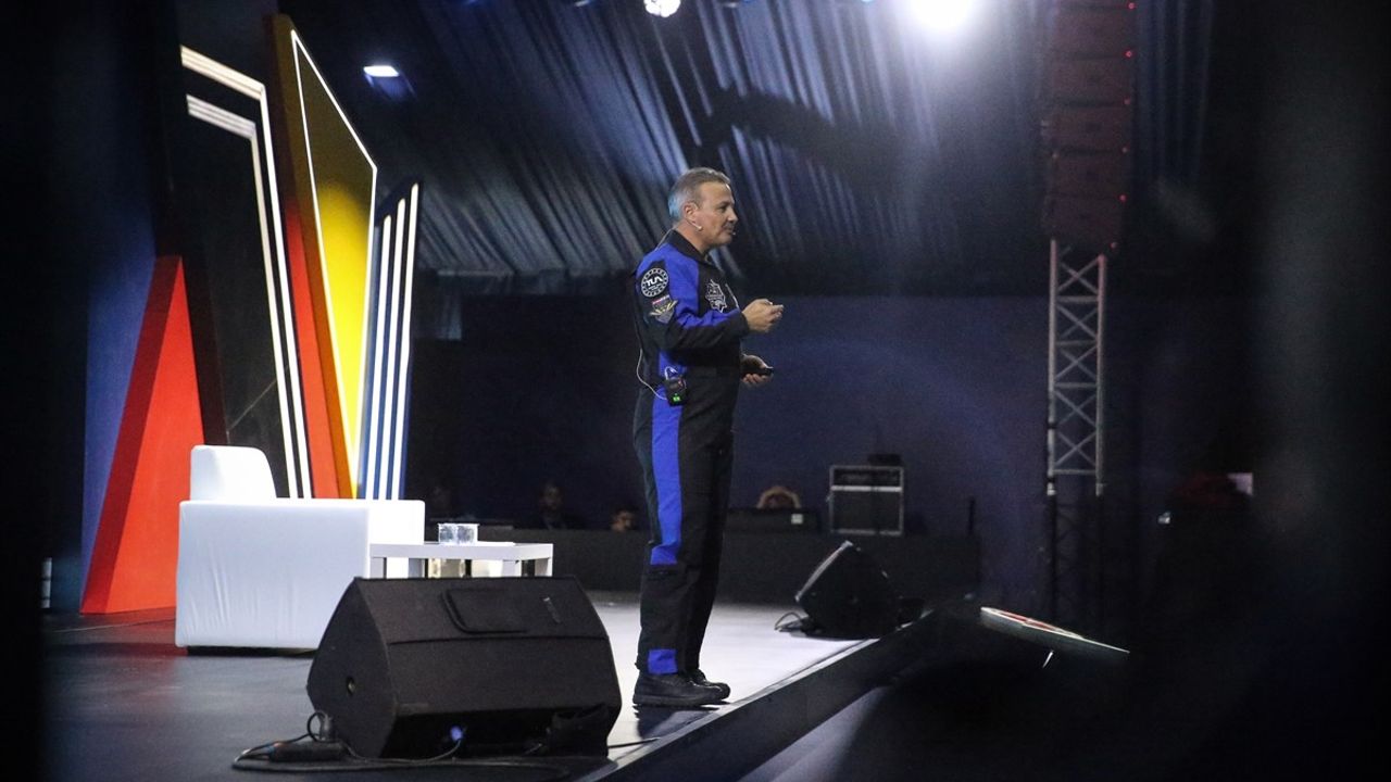 Astronot Alper Gezeravcı TEKNOFEST Adana'da Öğrencilerle Buluştu