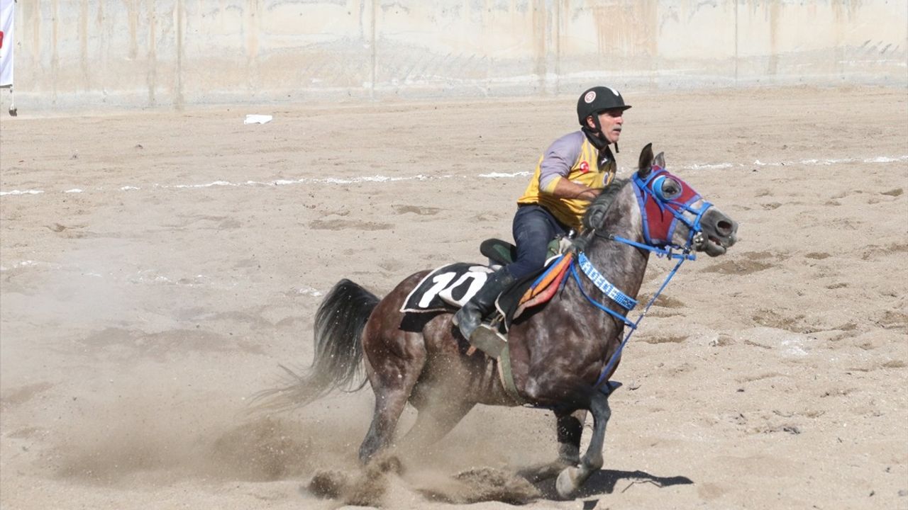 Ata Sporunda Yeni Bir Efsane: Ak Saçlı Dede