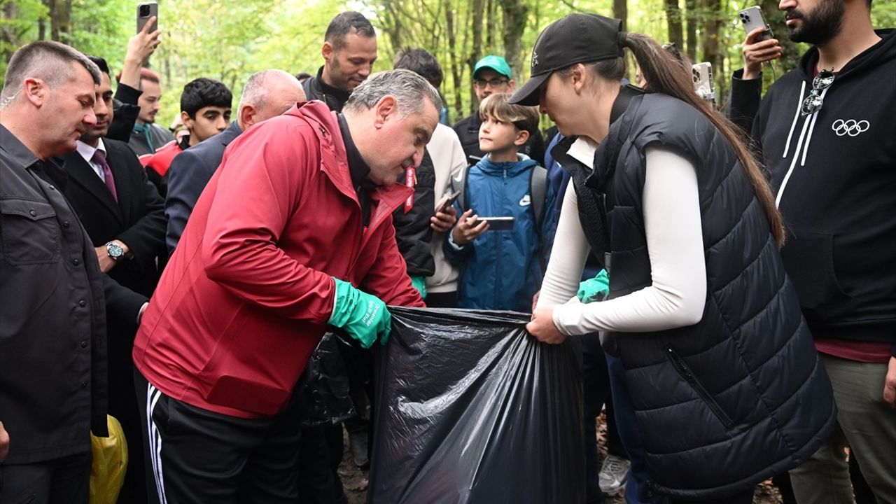 Bakan Bak, Orman Temizliği Etkinliği'nde Gençleri Bilinçlendirdi