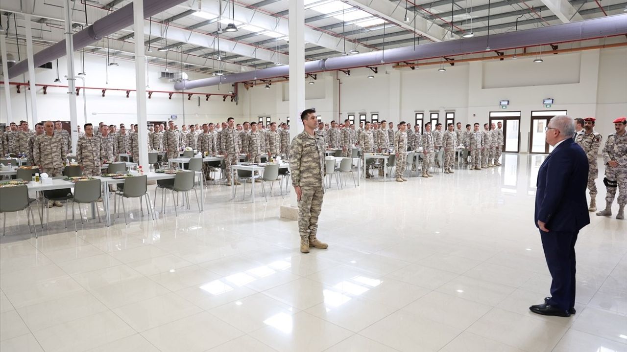 Bakan Güler, Türk-Katar Birleşik Müşterek Kuvvet Komutanlığını Ziyaret Etti