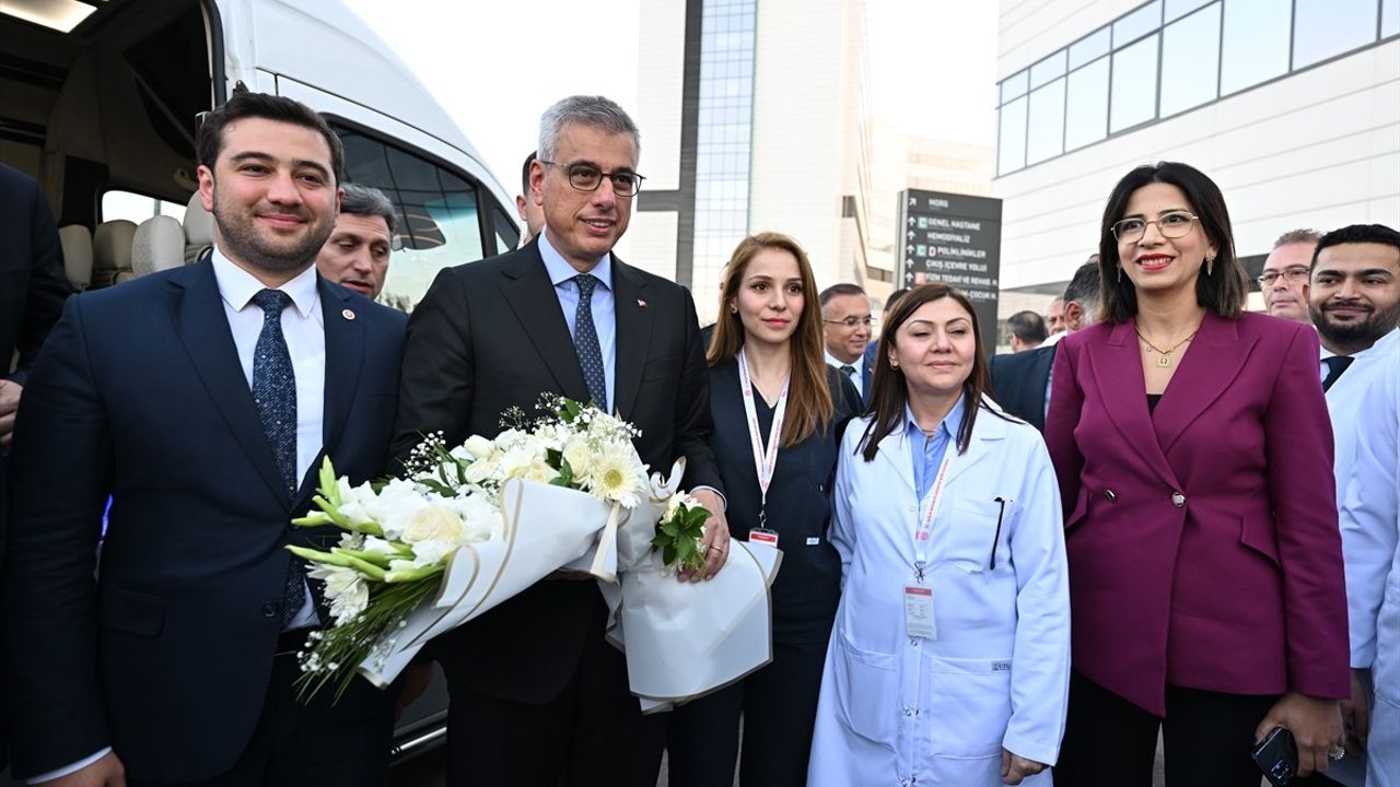 Bakan Memişoğlu Gaziantep Şehir Hastanesini Ziyaret Etti