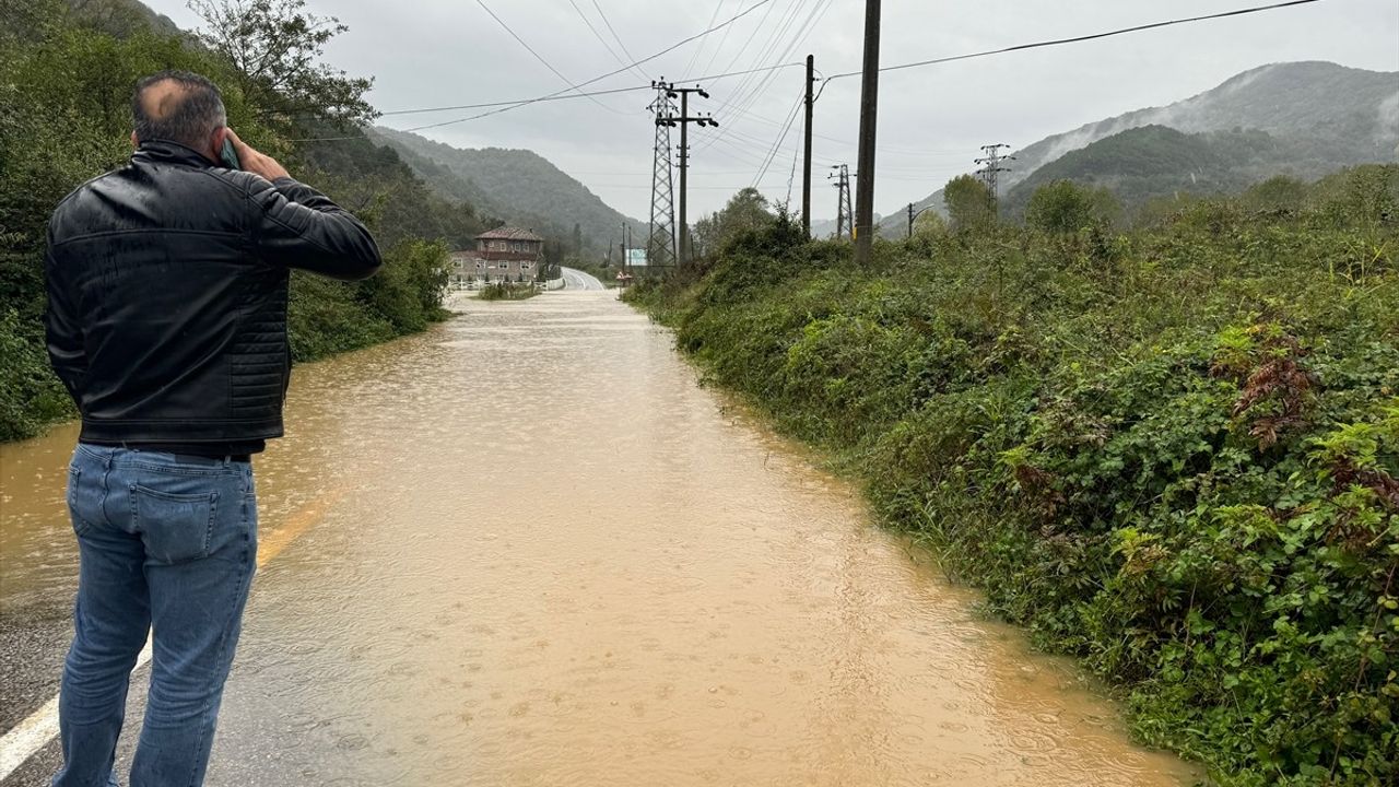 Bartın'da Sağanak Yağış Derenin Taşmasına Neden Oldu, Yol Kapandı