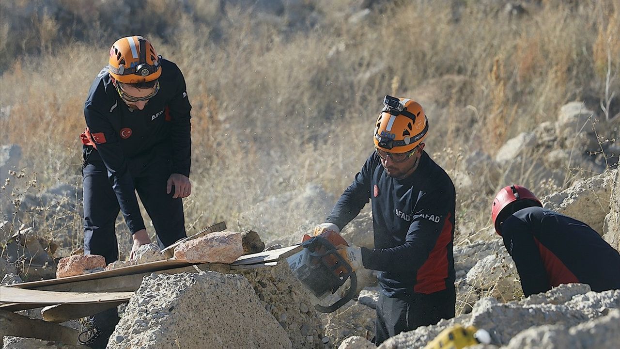 Bayburt'ta 5.8 Büyüklüğünde Deprem Tatbikatı Gerçekleştirildi