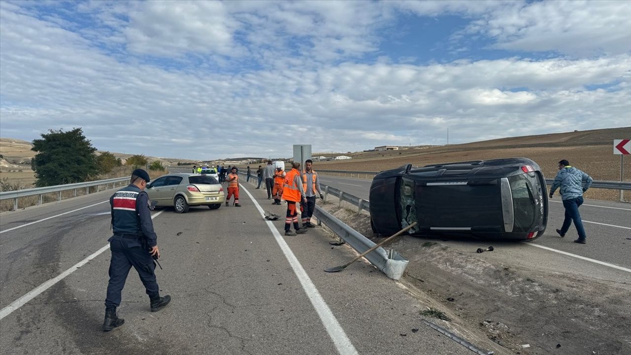 Bayburt'ta Cip ve Otomobilin Çarpışması Sonucu 2 Yaralı