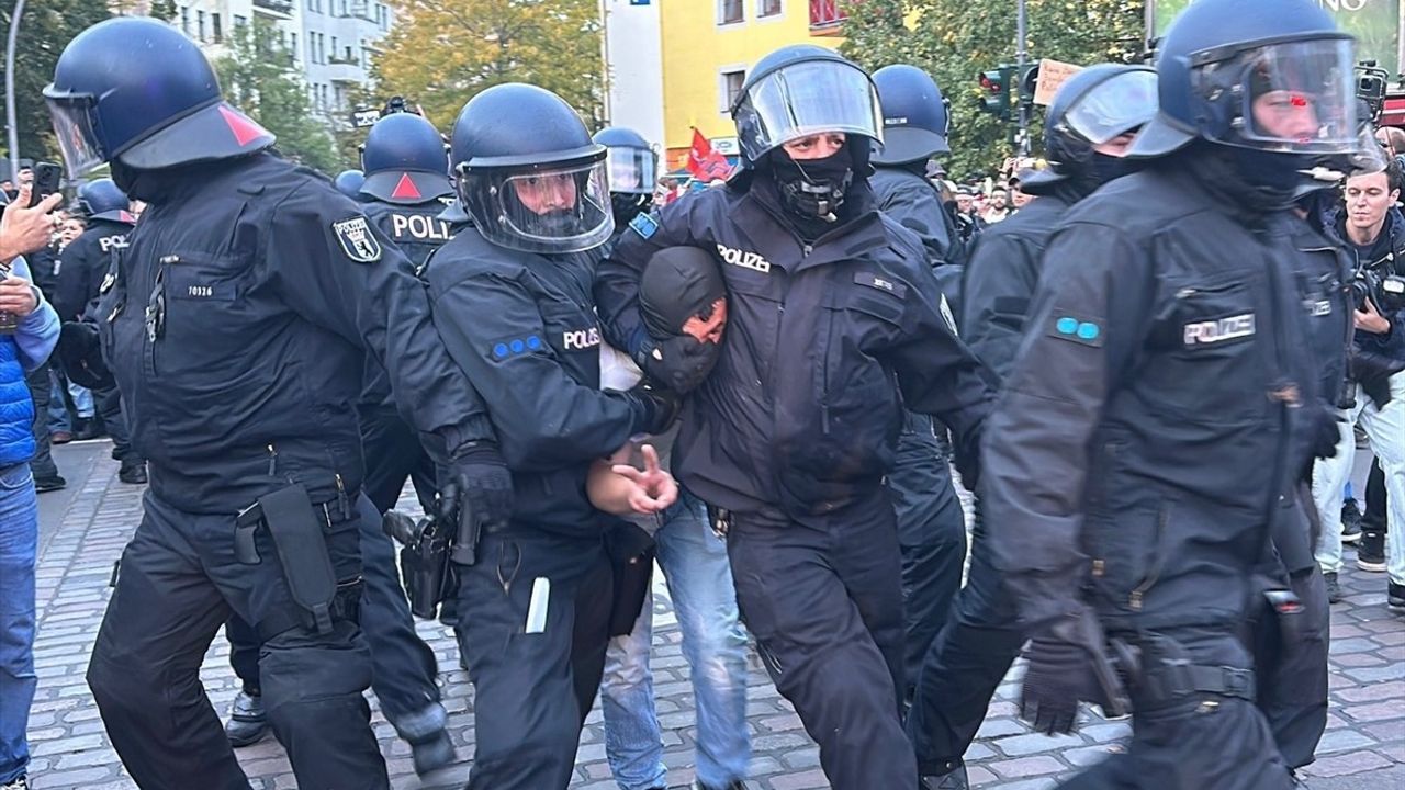 Berlin'de Filistin Destek Gösterisine Polis Müdahalesi