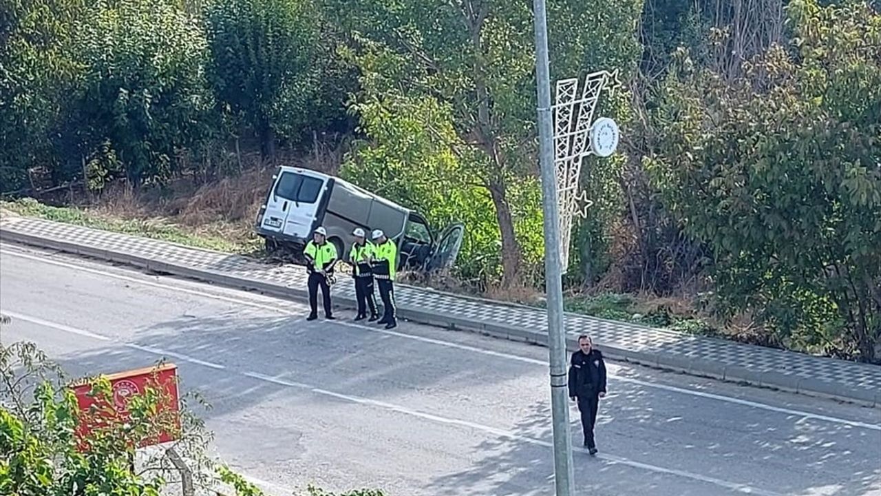 Bilecik'te Panelvan Kazası: 1 Ölü, 1 Yaralı