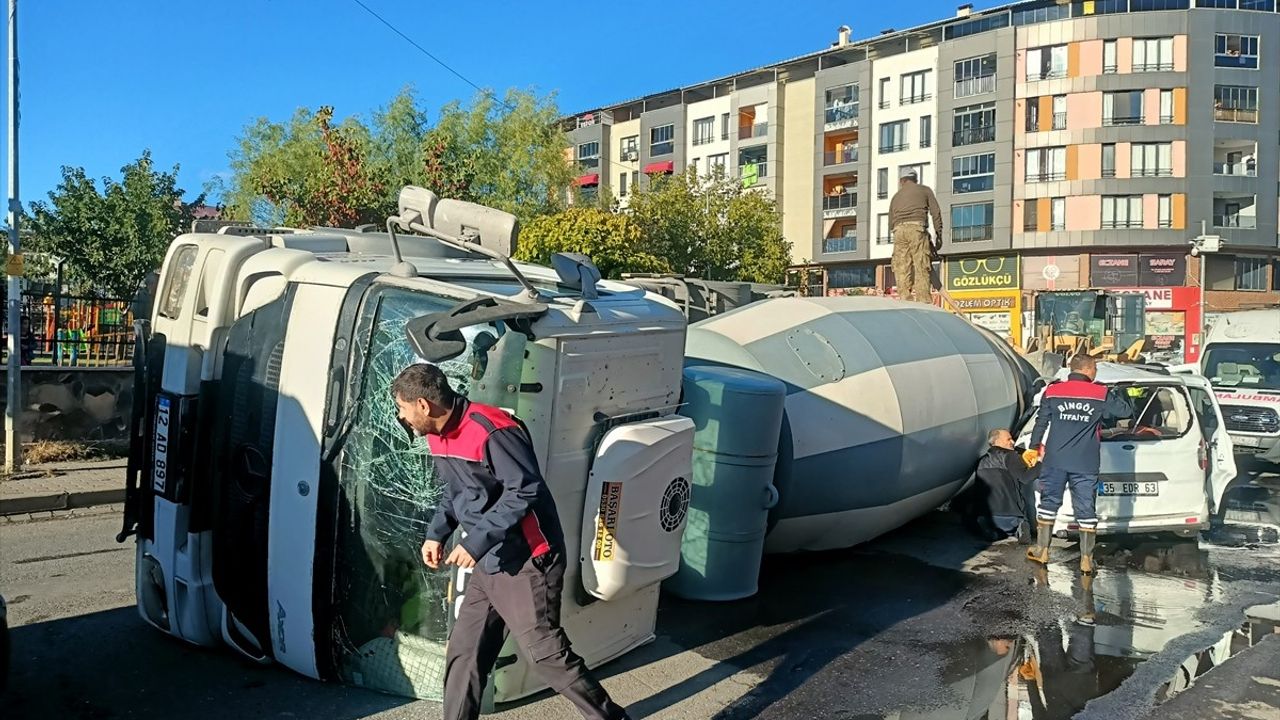 Bingöl'de Beton Mikseri Devrildi: 3 Yaralı