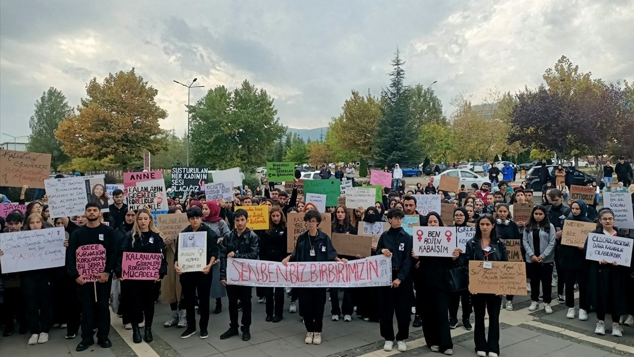 Bingöl'de Öğrenciler Kadına Yönelik Şiddeti Protesto Etti