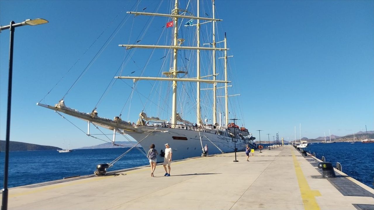 Bodrum'a Gelen Star Clipper Gemisi ile 149 Yolcu Tarihi Yerleri Keşfetti