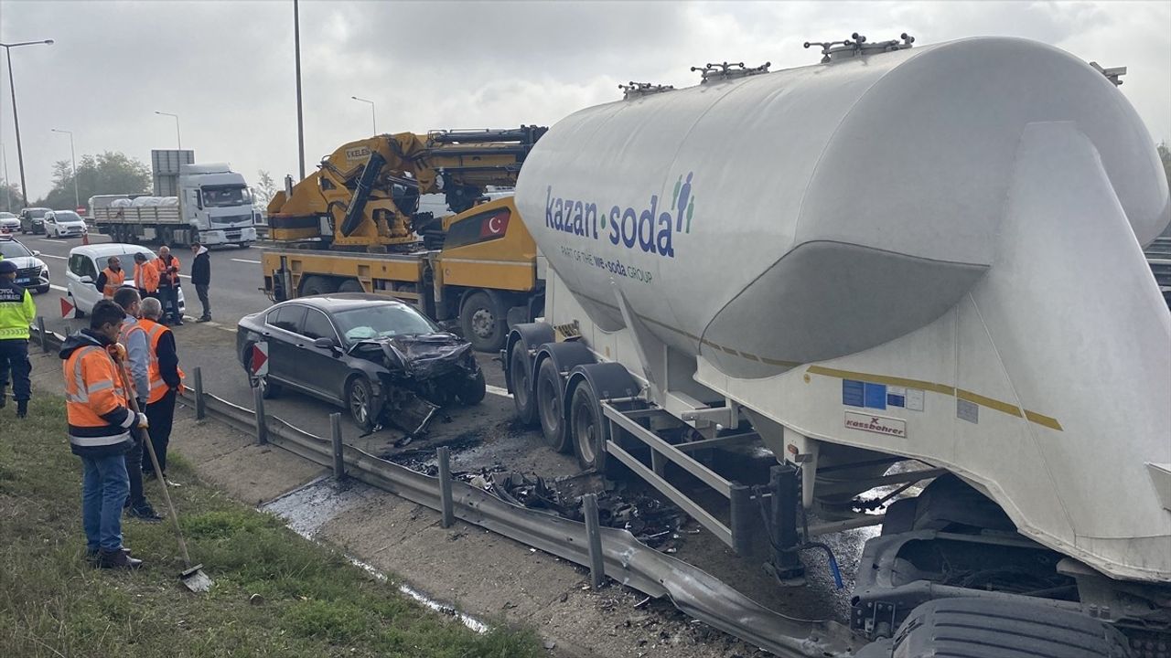 Bolu'da Tanker ve Otomobil Çarpıştı: Sürücüler Yaralandı