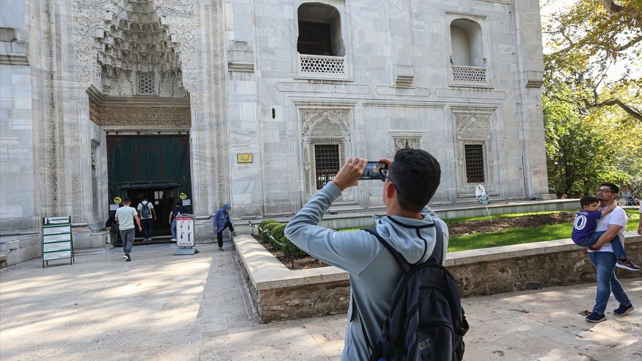 Bursa'da Yabancı Turistlerin Camideki Saygı Duruşu