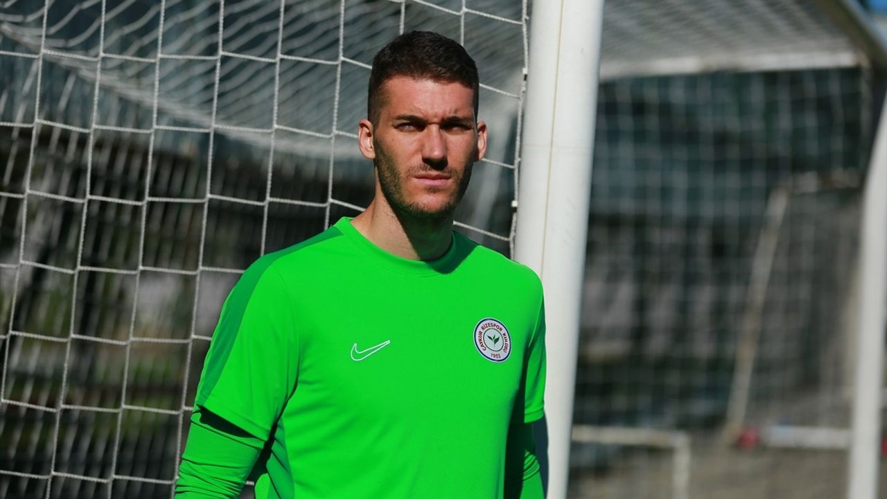 Çaykur Rizespor'un Kalecisi Ivo Grbic, Sivasspor Maçı Öncesi Açıklamalarda Bulundu