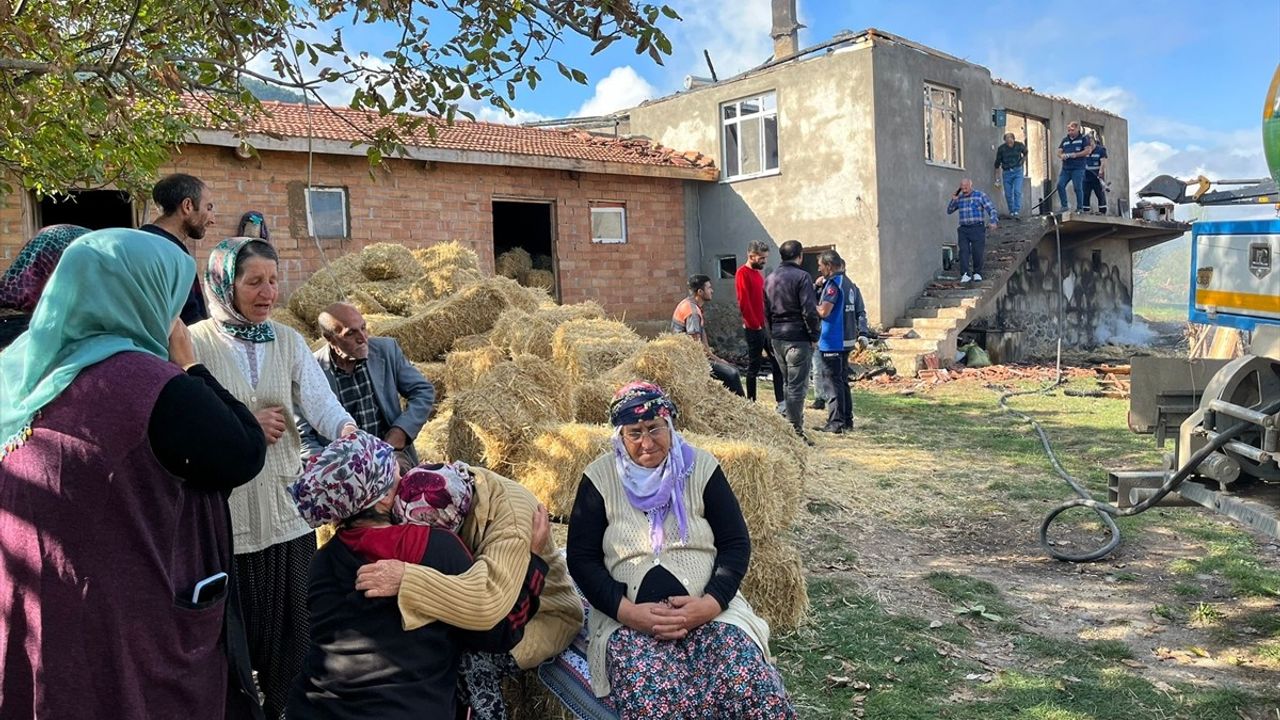 Çorum'da Yangında Bir Ev Kullanılamaz Hale Geldi