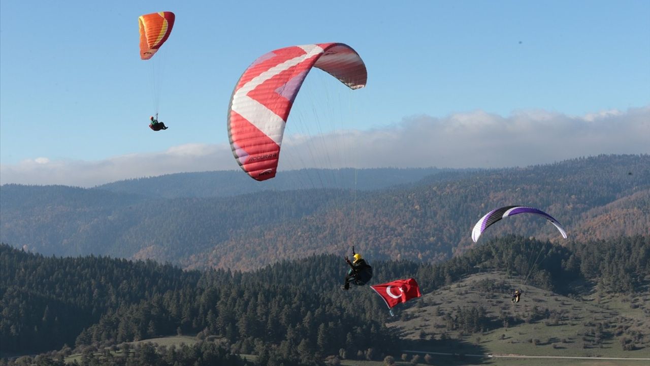 Cumhuriyet Coşkusu Abant'ta Yamaç Paraşütü ile Yaşandı