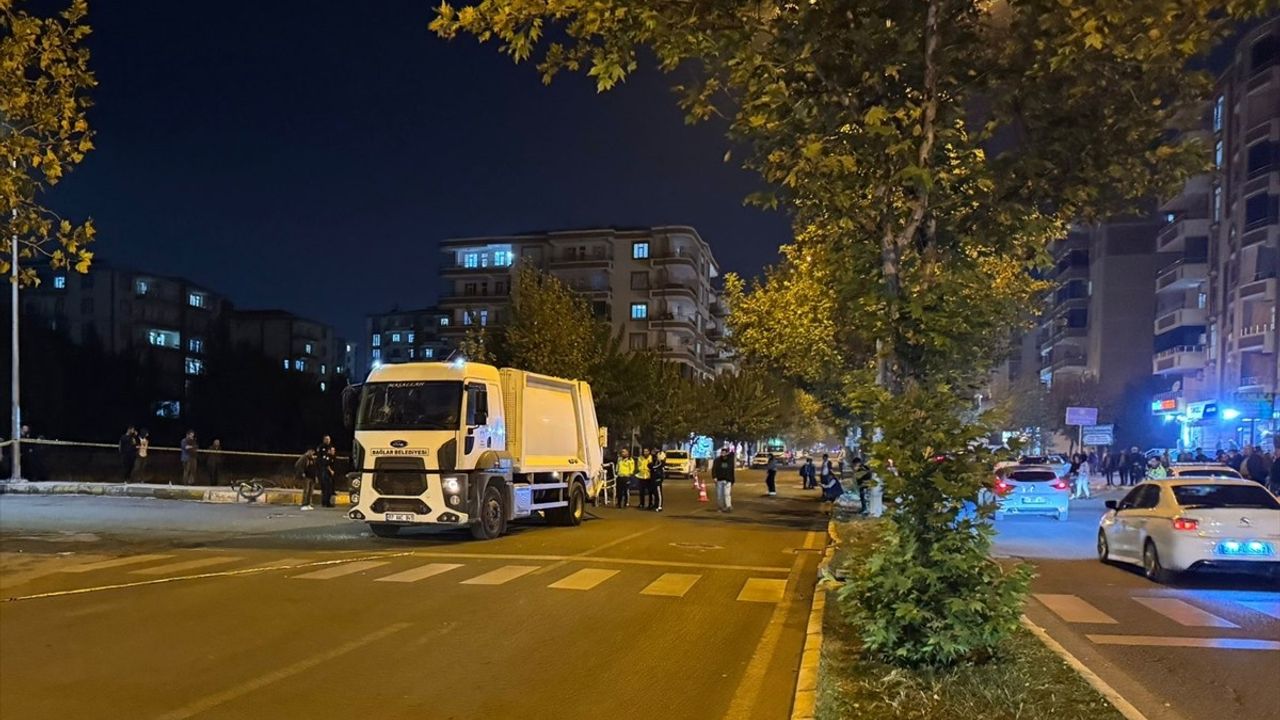 Diyarbakır'da Çöp Kamyonu Kazası: Anne Hayatını Kaybetti, Çocuk Yaralı