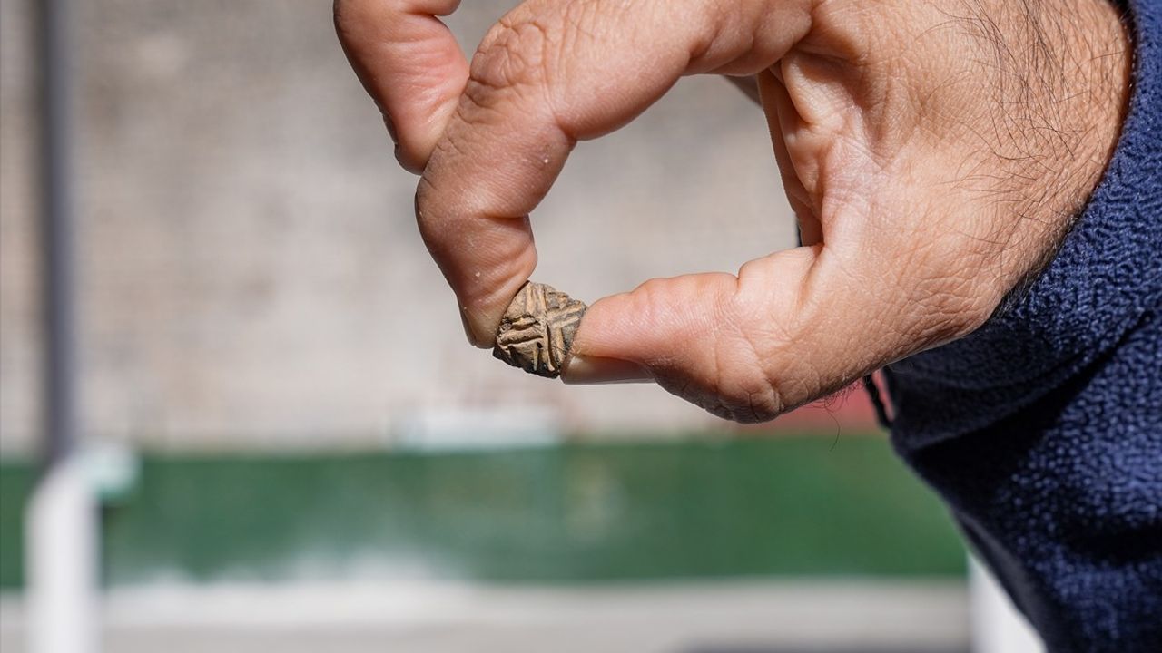 Diyarbakır'da Geç Uruk Dönemine Ait Silindirik Mühür Bulundu