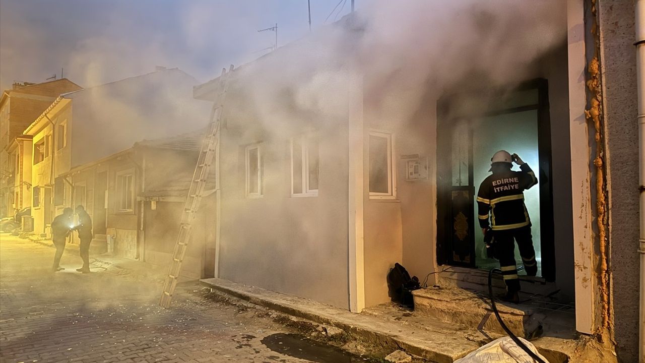 Edirne'de Ailesine Ait Evi Ateşe Veren Şahıs Teslim Oldu