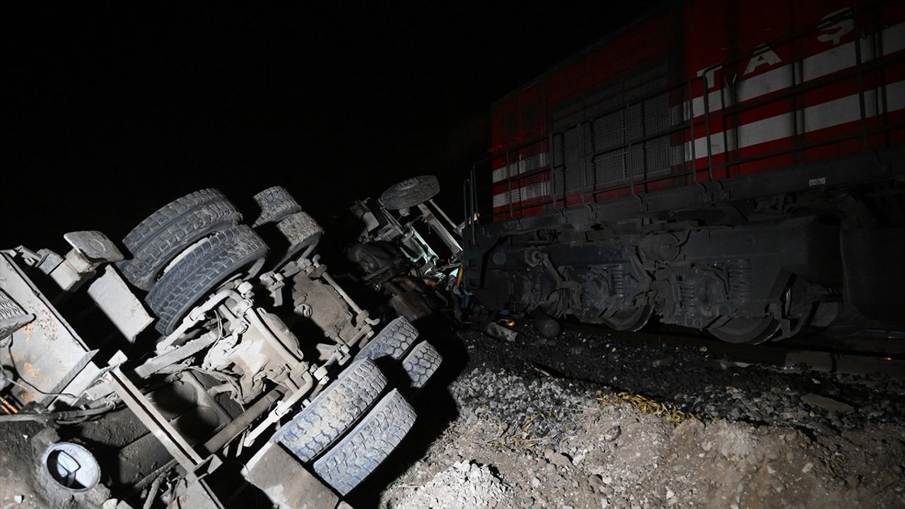 Edirne'de Yolcu Treni Betona Çarptı