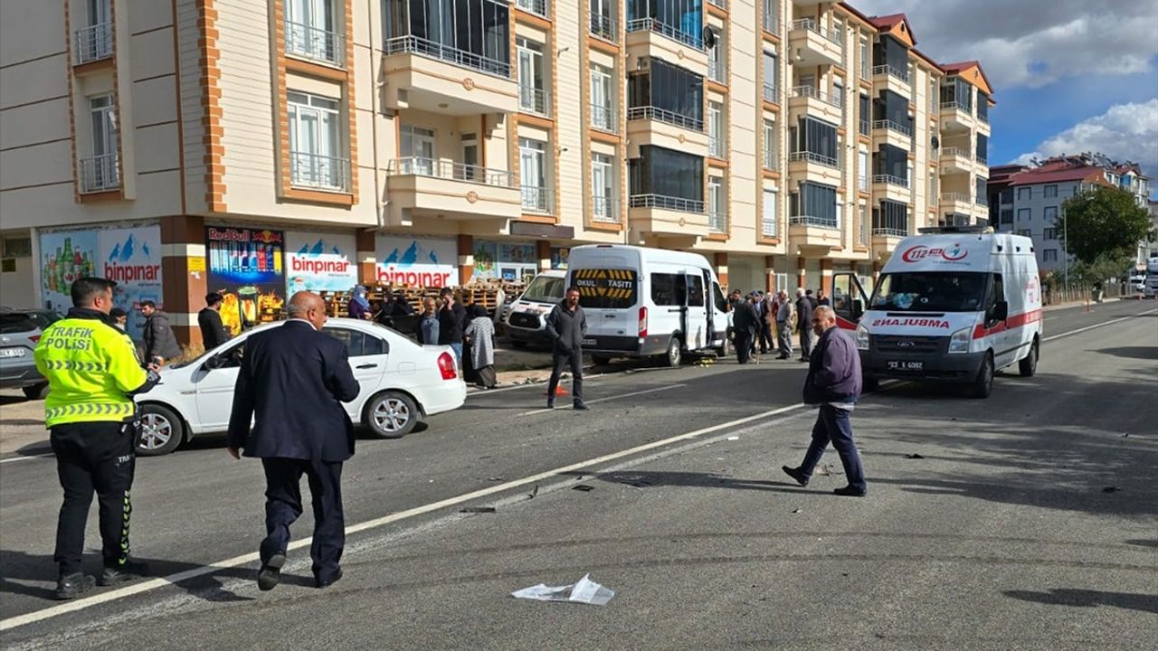 Elazığ'da Minibüs ve Otomobil Çarpıştı