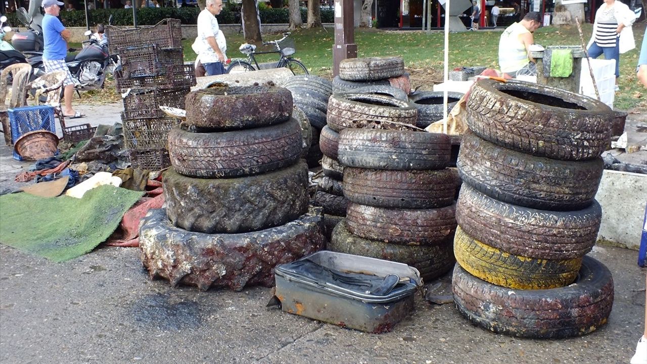 Erdek Limanı'nda Gönüllülerden Temizlik Harekatı