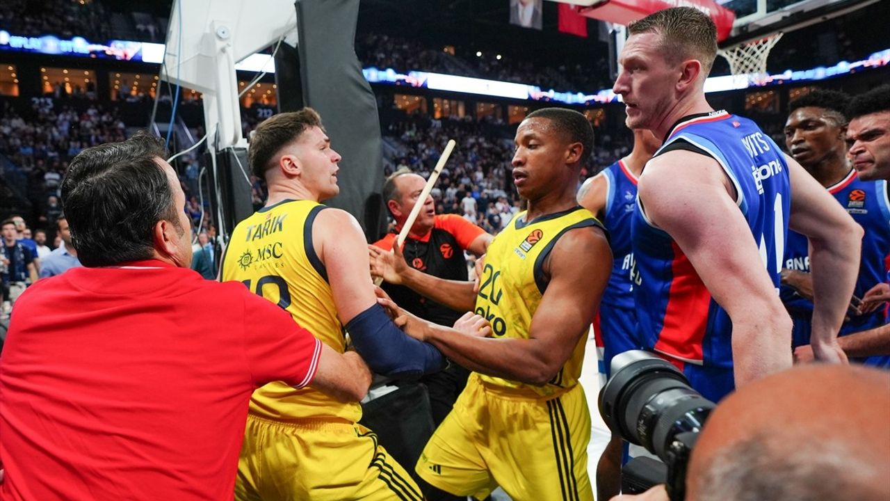 Fenerbahçe Beko, Anadolu Efes'i Deplasmanda Yendi