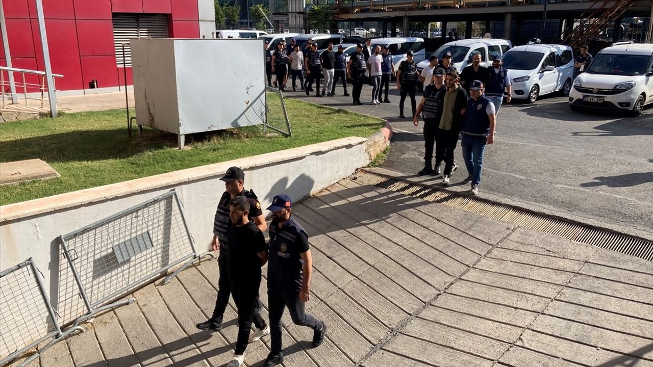 Gaziantep'te Uzun Namlulu Silahlarla Görüntülenen 12 Şüpheli Tutuklandı