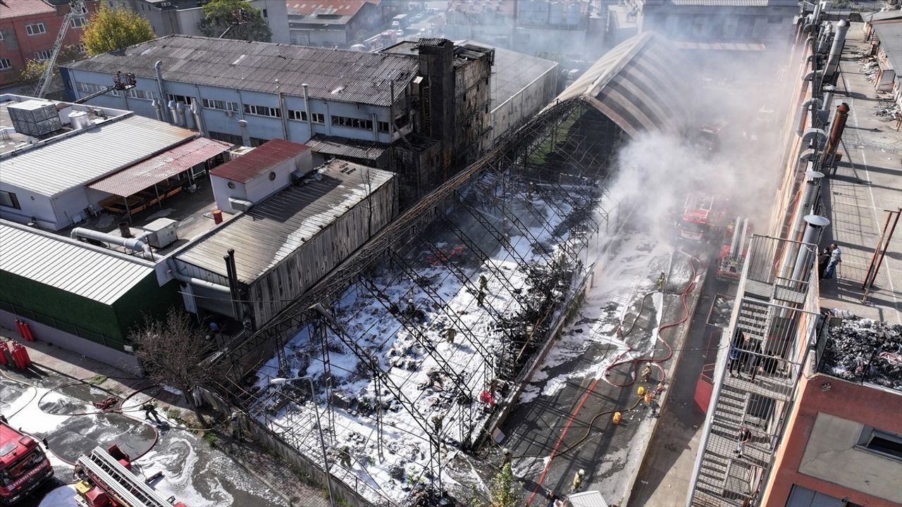 Gaziosmanpaşa'da Fabrika Yangını Kontrol Altına Alındı