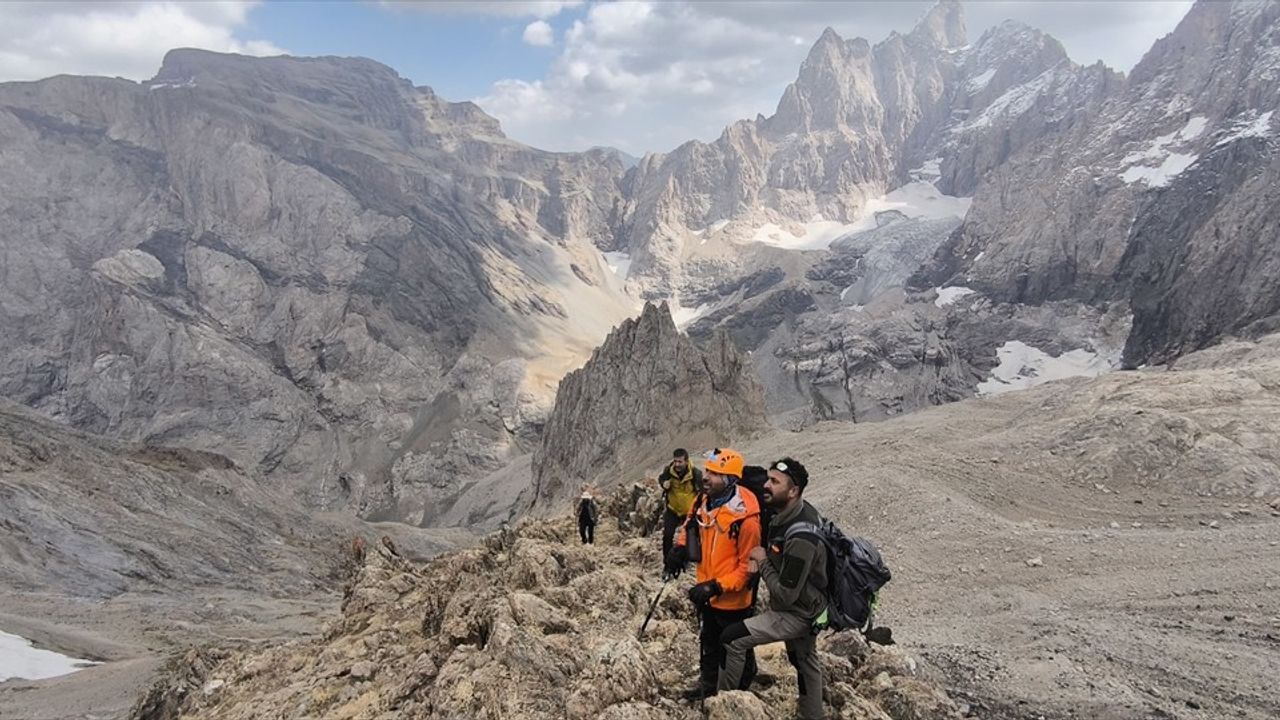 Hakkari'de Dağcılar Köşe Direği Zirvesine Tırmandı