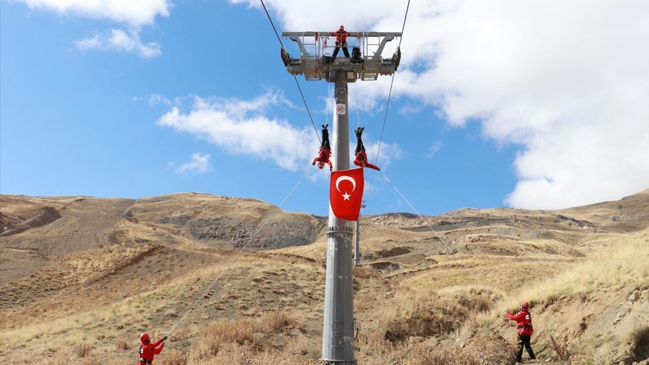 Hakkari'de JAK Timinden Kayak Sezonu Öncesi Tatbikat