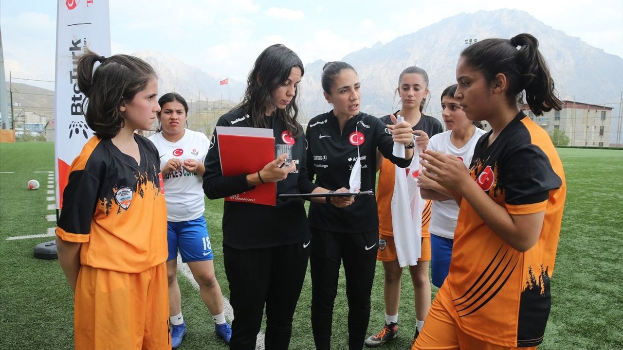 Hakkari'de Kız Futbolunda Milli Takım Seçmeleri Heyecanı