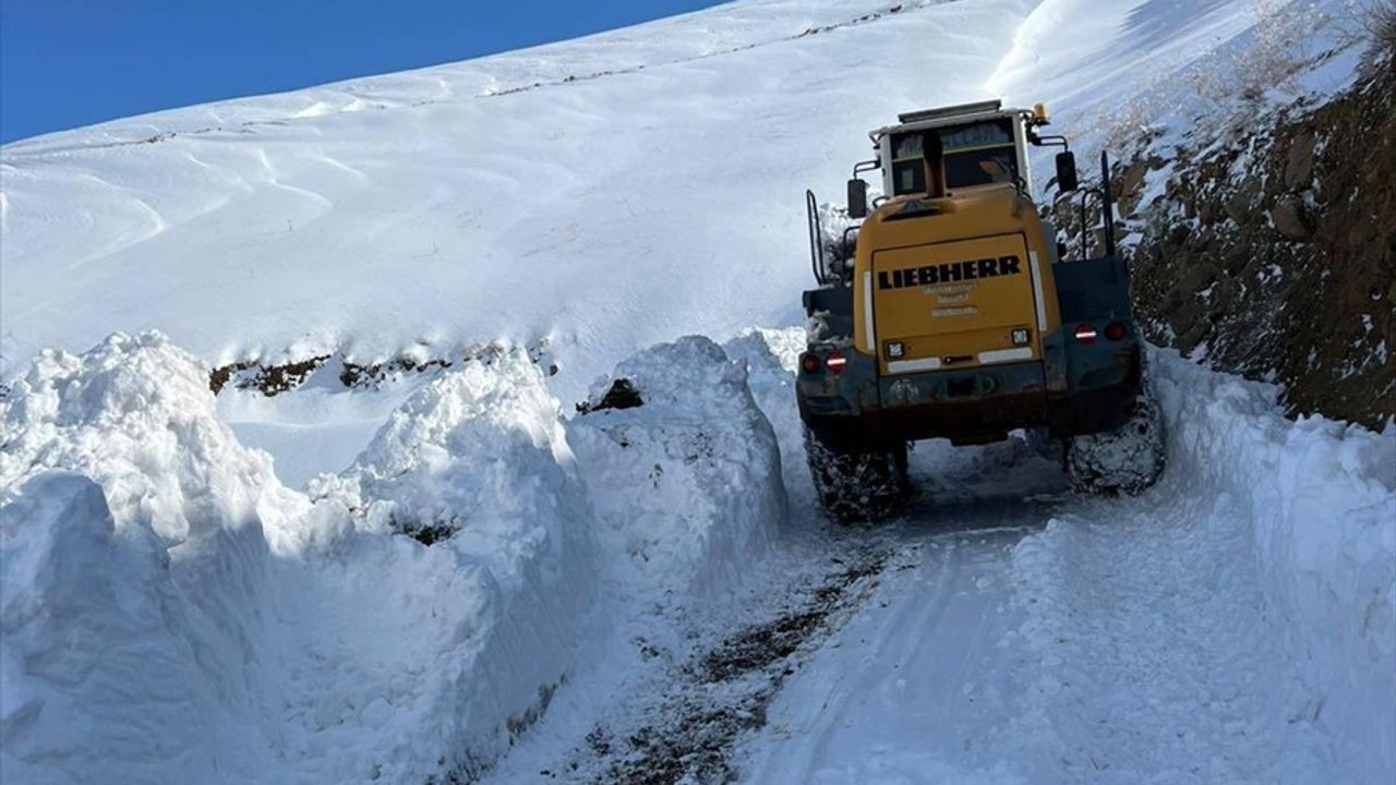 Hakkari'nin Şemdinli İlçesinde Kapanan Üs Bölgesi Yolunun Açılması İçin Çalışmalar Başlatıldı