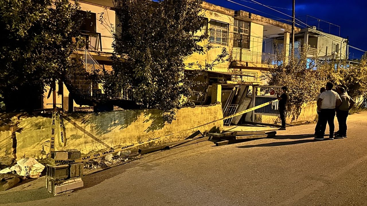 Hatay'da Deprem Hasarlı Evde Balkon Çökmesi: İki Can Kaybı