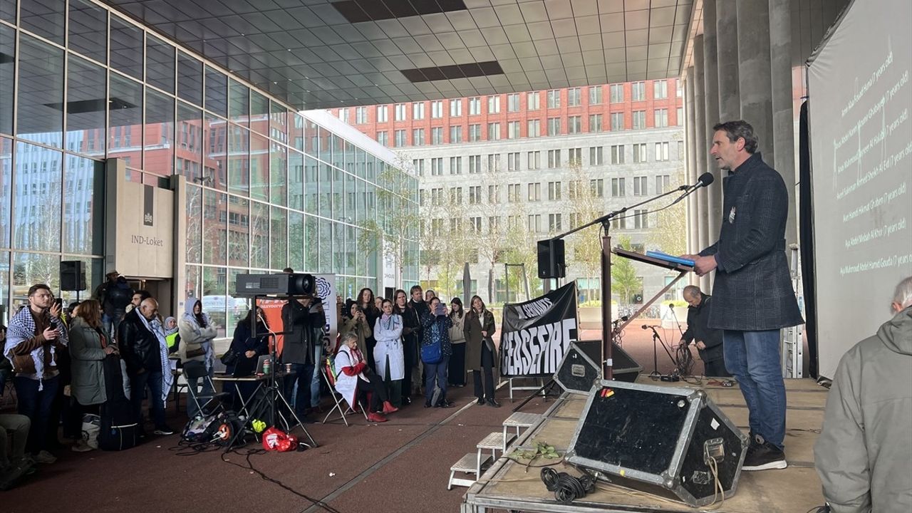 Hollanda'da Memurlar Gazze İçin Protesto Düzenledi