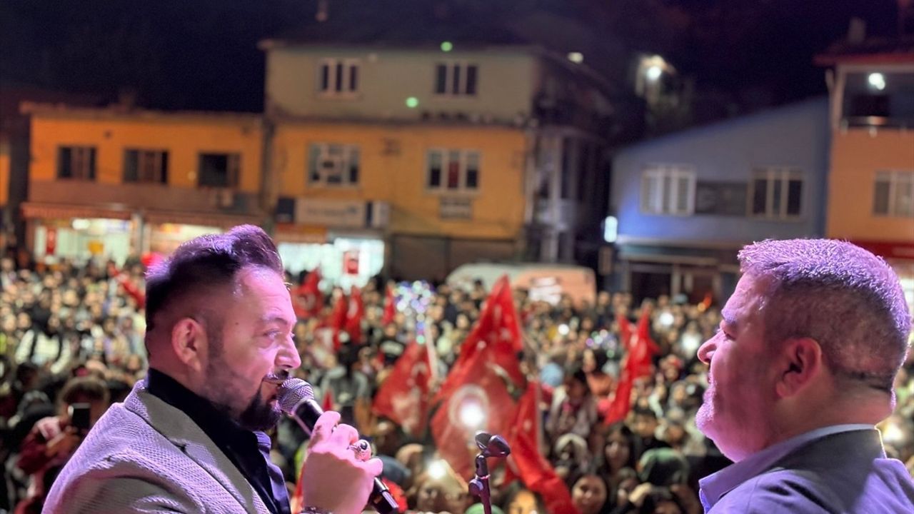 Hüseyin Kağıt, Adana'da Cumhuriyet Bayramı'nda Sahne Aldı