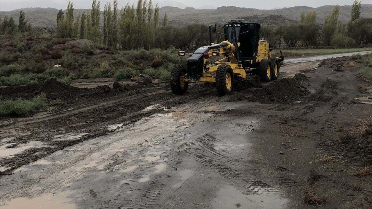 Iğdır'da Sel Nedeniyle Kapanan Köy Yolları Yeniden Açıldı