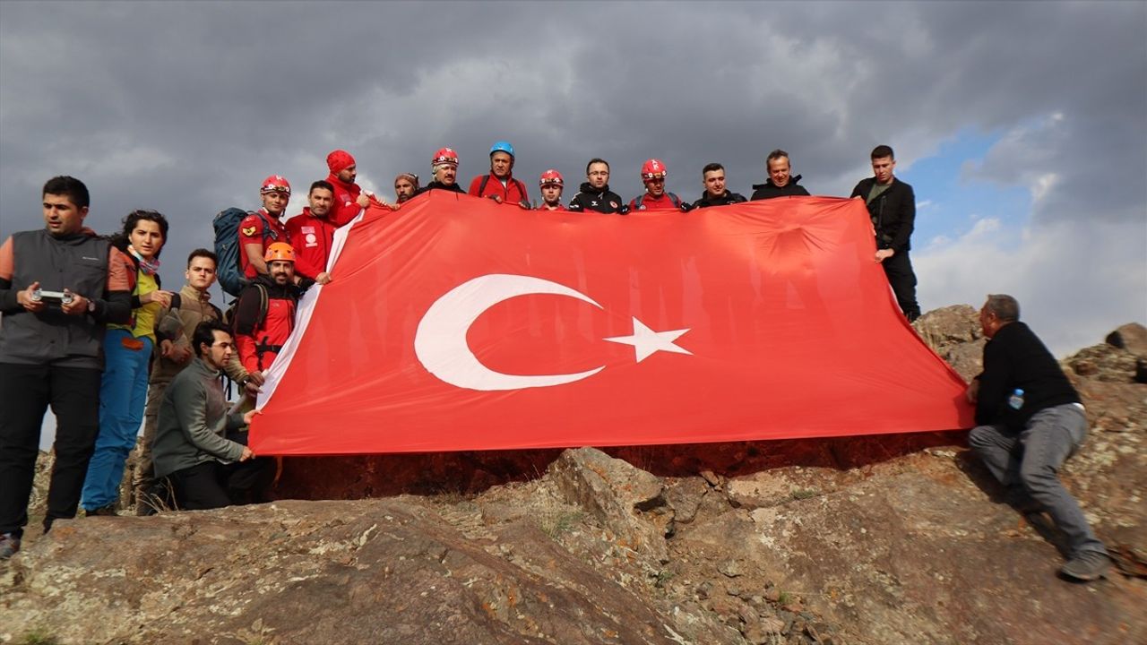 Iğdır Valisi Ercan Turan, Tekelti Dağı'na Zirve Tırmanışı Gerçekleştirdi