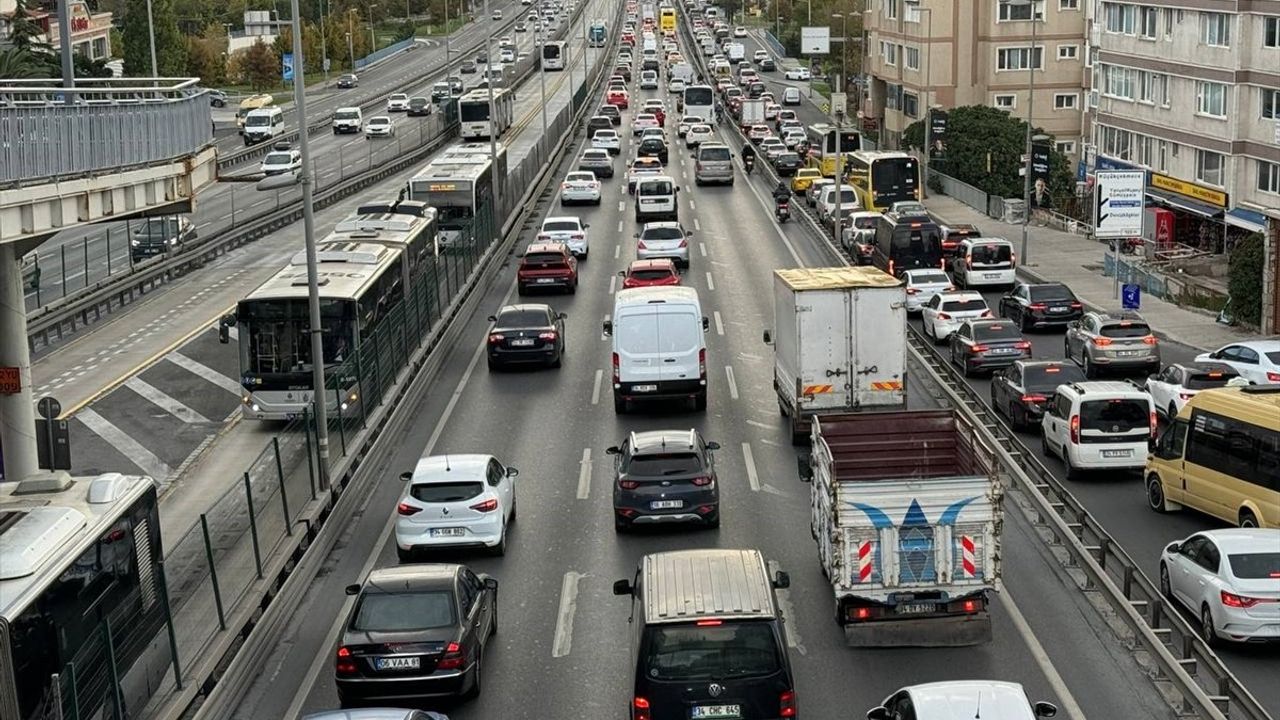 İstanbul'da Sabah Yağmurları Trafik Sorununu Beraberinde Getirdi